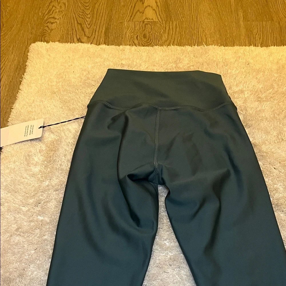 NWT Alo 7/8 High-Waisted air lift Leggings in winter Ivy. XS. - Picture 6 of 8